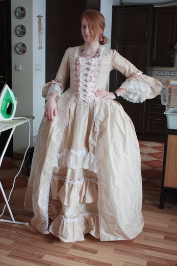 Suknia inspirowana strjami Madame de Pompadour